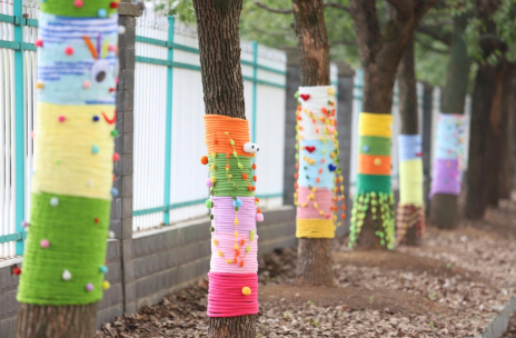 昆明配资最快的方法 余干县实验幼儿园开展“大树的新衣”编织教育活动